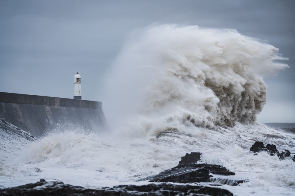 Vuurtoren big wave FOTO Unsplash - Marcus Woodbridge